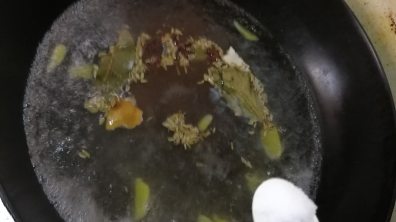 连骨头也不放过——秘制酸辣鸡爪,锅中放水,加入汤底料,加入盐一勺半,水开后煮3-5分钟煮出底味。