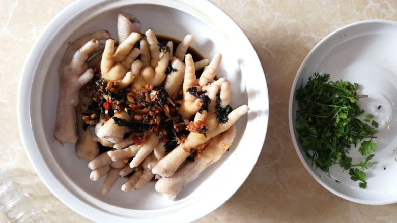 连骨头也不放过——秘制酸辣鸡爪,倒去泡鸡爪的冰水,加入晾凉的酱汁。