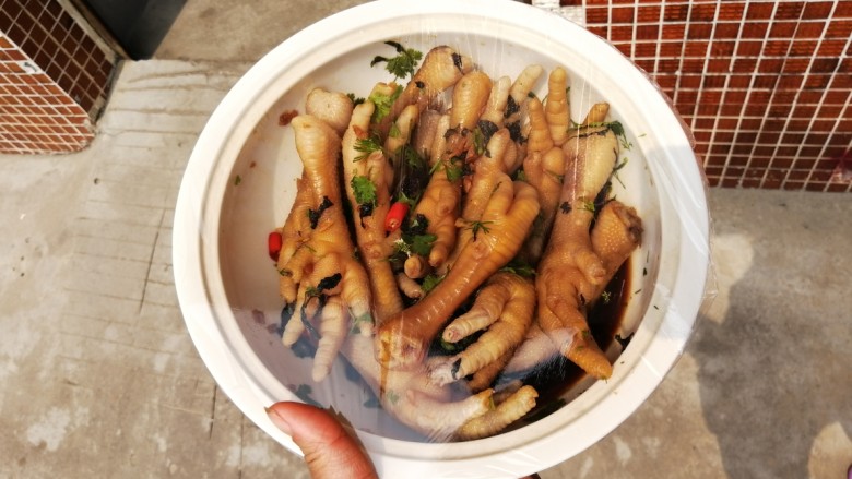连骨头也不放过——秘制酸辣鸡爪,盖上保鲜膜,冰箱冷藏3小时以上,最好冷藏6小时以上更入味。