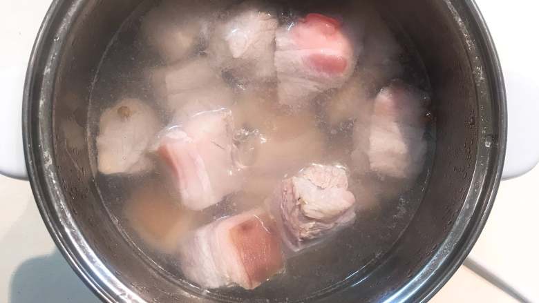 红烧肉,用自动锅【火锅键】/【手动键】把五花肉焯一下水。