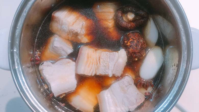 红烧肉,然后在锅胆中先放入500毫升的水(锅胆上有刻度),然后再把食材和调料一起放进锅里~