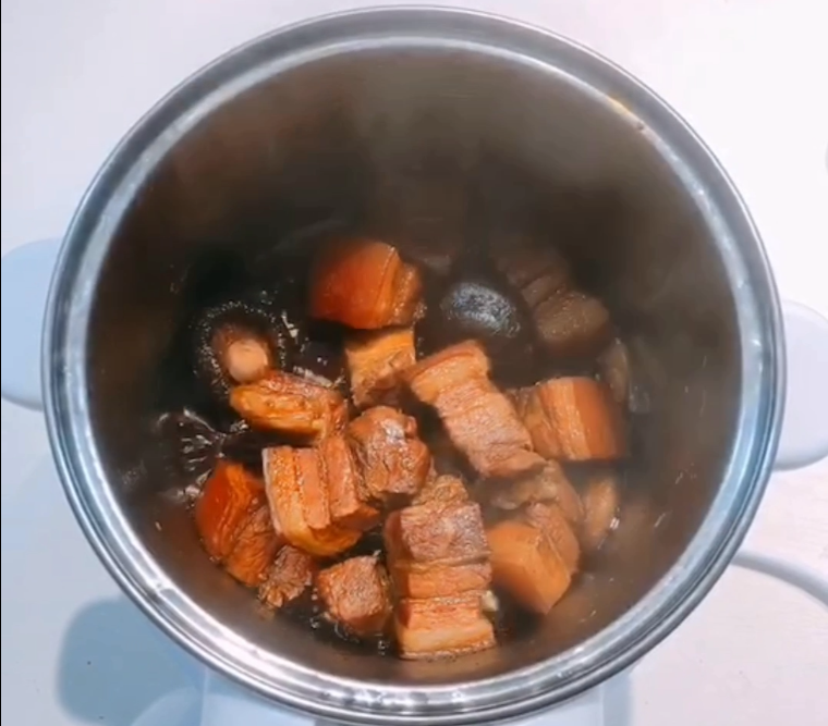 红烧肉,烹饪程序结束后进入自动收汁状态,把汤汁收到黏黏糊糊的时候自动停火。