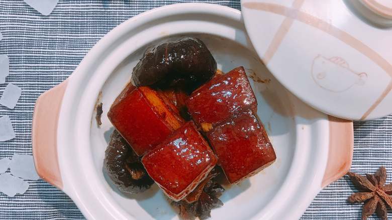 红烧肉,也可以把做好的红烧肉盛到小砂锅里,随吃随热,跟刚做出来的一样好吃~