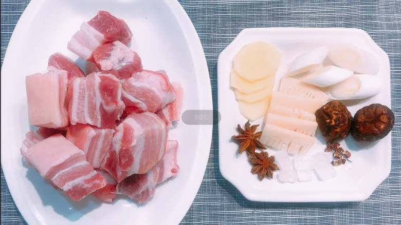 红烧肉,准备好所需食材和调料,五花肉切大块。