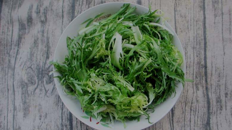 凉拌苦菊,<a style='color:red;display:inline-block;' href='/shicai/ 3320'>苦菊</a>在水里抖一抖去除杂质,再在凉白开水冲洗一下,撕碎装盘里,一撕成两半就行,家里有小孩可撕得更碎一些。