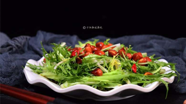 凉拌苦菊,拌匀即可享用,清凉爽口的小菜,香浓的花生裹满了酸甜汁非常好吃呢!