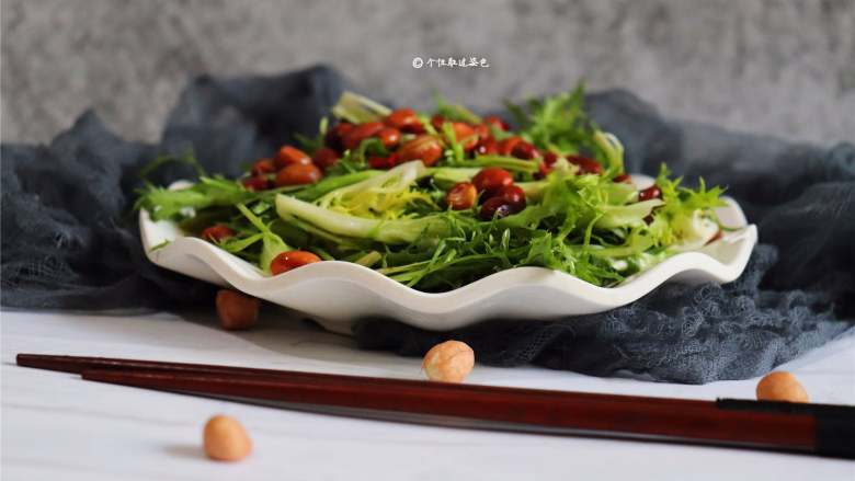 凉拌苦菊,苦菊味感甘中略带苦,颜色绿