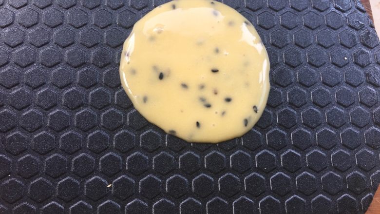 酥脆蛋卷儿,蛋卷机双面预热后舀一小勺面糊放入蛋卷机中间,吃饭的小汤勺即可,不要放多了,容易溢出来,具体多少量,操作一下就有经验了