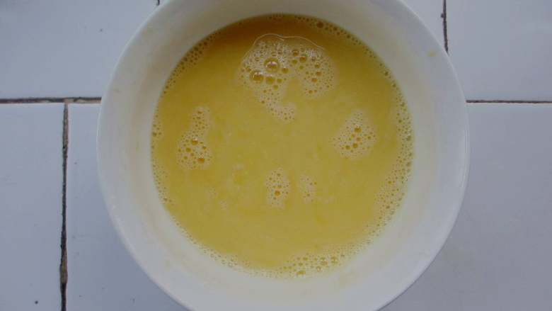 蚝油香菇滑蛋,<a style='color:red;display:inline-block;' href='/shicai/ 9'>鸡蛋</a>加少许料酒,打散