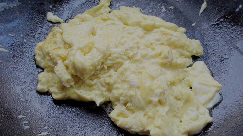 蚝油香菇滑蛋,热锅后,将鸡蛋进行翻炒,熟后放入碗里待用