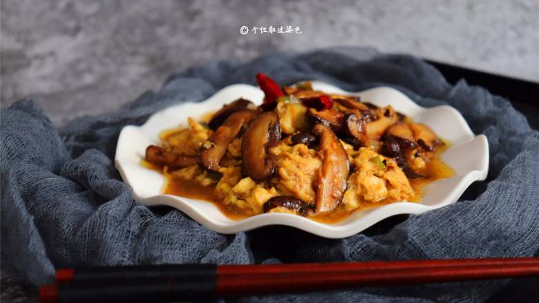 蚝油香菇滑蛋,配一碗米饭,好满足~