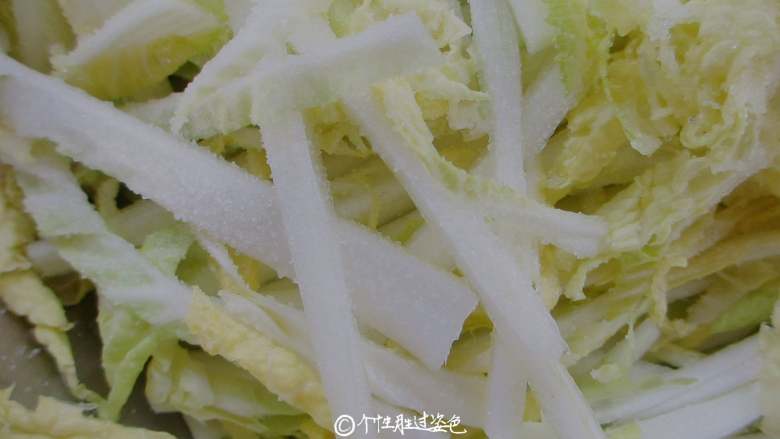 凉拌娃娃菜,用盐腌制半小时,然后用水冲洗一下
