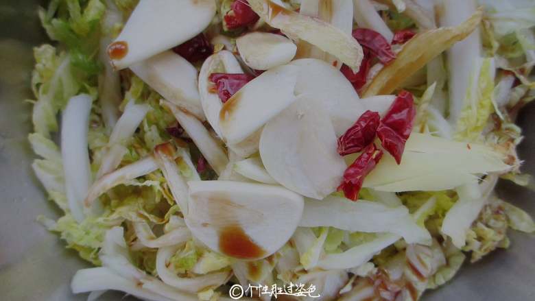 凉拌娃娃菜,加入蒜片、辣椒、白<a style='color:red;display:inline-block;' href='/shicai/ 10588'>糖</a>、醋、味极鲜,盐调味