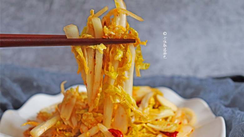 凉拌娃娃菜,娃娃菜口感甘甜清爽,除了做馅、小炒、煲汤,还可以做成可口开胃的凉拌菜。水分高热量低,也是减肥的佳品。