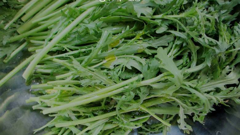 粉蒸茼蒿,对半切开放入稍大的容器,加入少许熟油