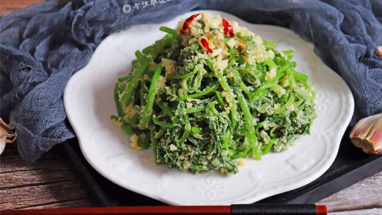 粉蒸茼蒿,混合了玉米面的茼蒿,蒸熟后绵软顺滑,味道鲜美,配上酱汁,瞬间秒盘~