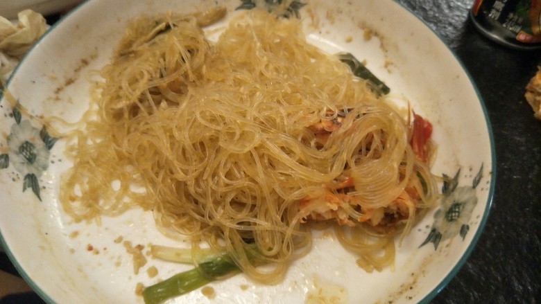 黄油蒜蓉蒸大虾,虾吃完以后。丢一袋带粉丝进去炒,就变成美味的炒粉丝了,超好吃。