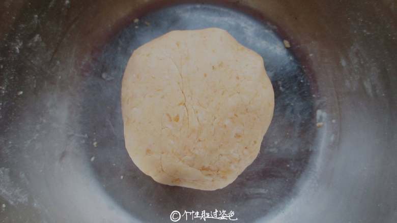 红薯豆沙饼,先用筷子搅匀,在揉成面团,这个时候可能面团会干,可以加适量的温水这样就很容易揉成光滑的面团