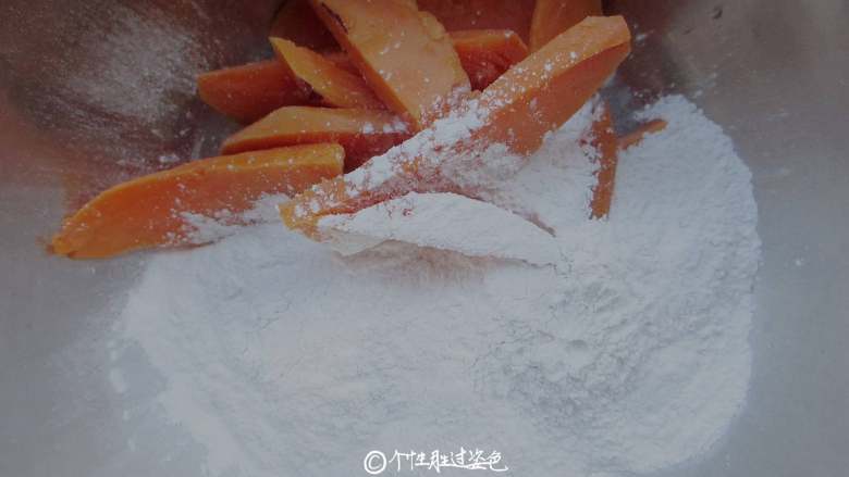 红薯豆沙饼,蒸好的红薯用勺子碾压碎,然后过筛去筋络,再放入<a style='color:red;display:inline-block;' href='/shicai/ 520'>糯米粉</a>