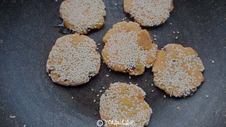 红薯豆沙饼,锅里上少许油,油一点点就可以了,第一次油太多了,摊出来的饼吃起来会觉得腻,摊饼的时候饼下锅之后过几秒钟再用锅铲小心翼翼的铲动一下,以免粘锅糊了,一面熟了另一面煎至金黄即可