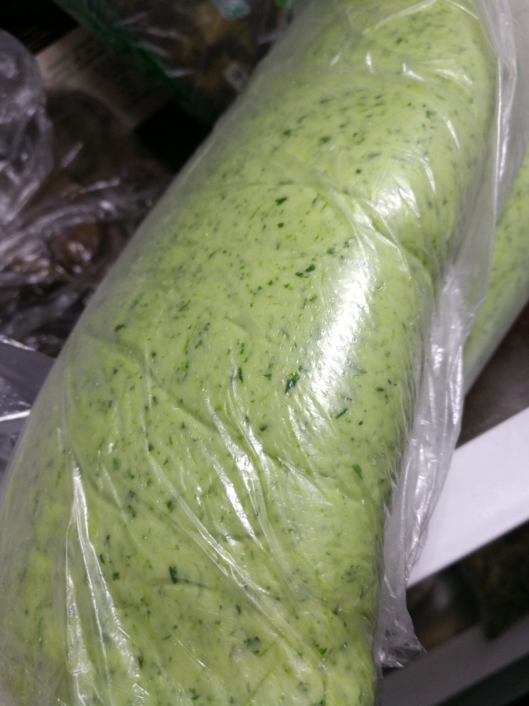 咸蛋黄肉松青团,全部混合成粉团后,用保鲜袋装好,放入冰箱冷藏半小时。