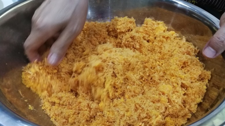 咸蛋黄肉松青团,将全部馅料搅拌均匀,放一边待用。