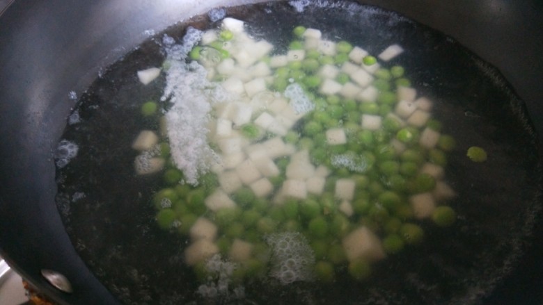火腿青豆山药丁,倒入青豆煮一分钟,一起捞出来。