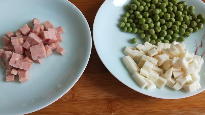 火腿青豆山药丁,食材备用好准备制作。