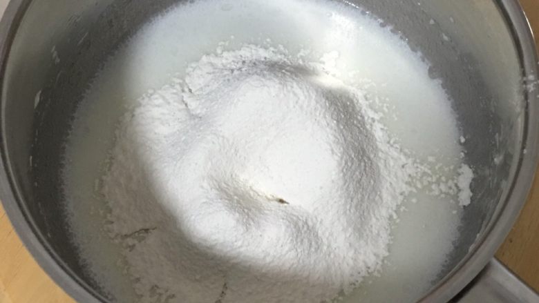 蔓越梅玉枕蛋糕,过筛低筋粉,也用打蛋器低速搅拌至糊状。