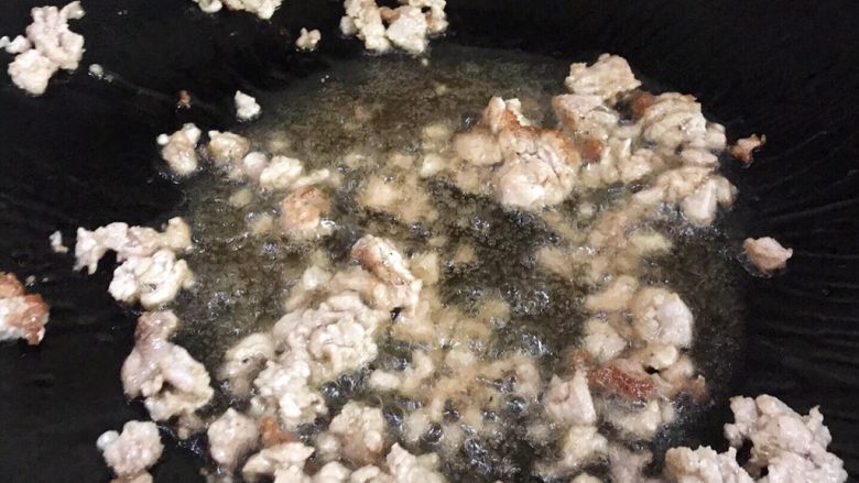 橄榄菜四季豆炒肉末,小火慢慢将它煸炒的稍微干一些 (口感会出奇的棒 信我)