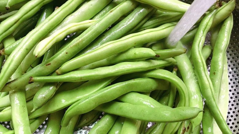 橄榄菜四季豆炒肉末,食材处理(一):
将四季豆先用清水冲洗干净表面的污垢