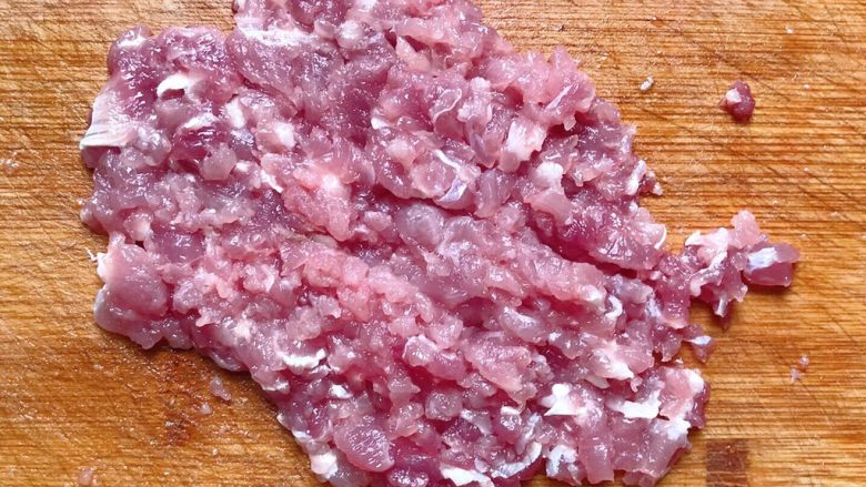 橄榄菜四季豆炒肉末,食材处理(二):
选一块瘦一点的猪肉 剁成<a style='color:red;display:inline-block;' href='/shicai/ 442'>肉末</a>备用