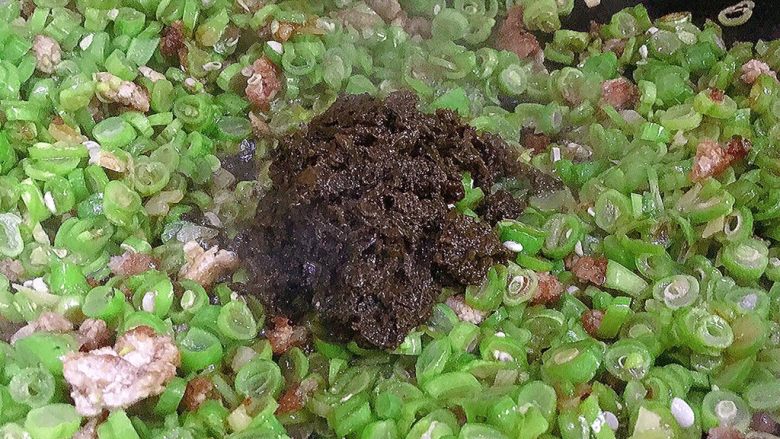 橄榄菜四季豆炒肉末,豆角断生后倒入橄榄菜(橄榄菜自带咸香味 所以加盐的时候要根据自身的口味哦)