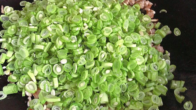 橄榄菜四季豆炒肉末,倒入主角豆角