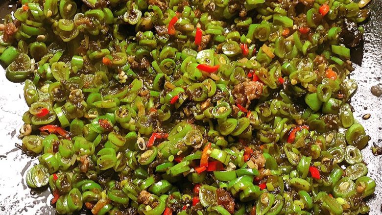 橄榄菜四季豆炒肉末,翻炒均匀就好啦 (鸡精可放可不放 也可以用味精代替)
