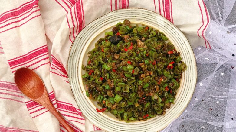 橄榄菜四季豆炒肉末,一盘虽然颜值不怎么高但绝对很下饭的橄榄菜豆角炒肉末就完成了✅(阴天拍摄估计也有影响)