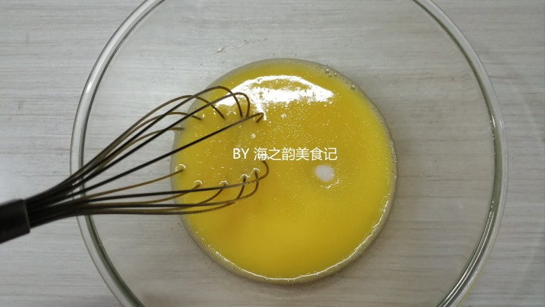 香蕉巧克力马芬蛋糕,倒入<a style='color:red;display:inline-block;' href='/shicai/ 156925'>水</a>,油和糖,搅拌均匀