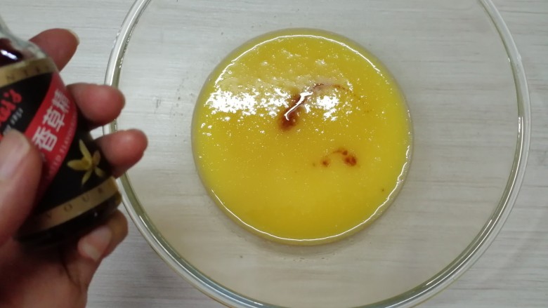 香蕉巧克力马芬蛋糕,还可以加一点点香草精,增加风味,没有的也可以不加
