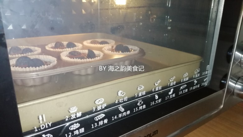 香蕉巧克力马芬蛋糕,放入已经预热到175度的东菱K40c烤箱最下一层,烘烤30分钟左右
