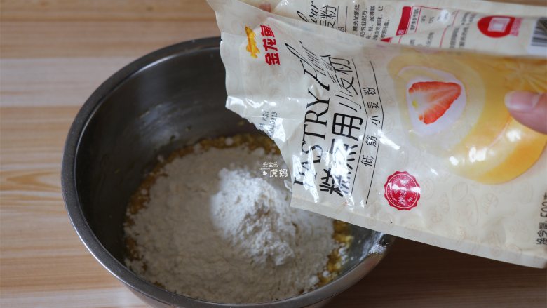自制磨牙棒,倒入低筋面粉(这里直接倒入即可,不用过筛);