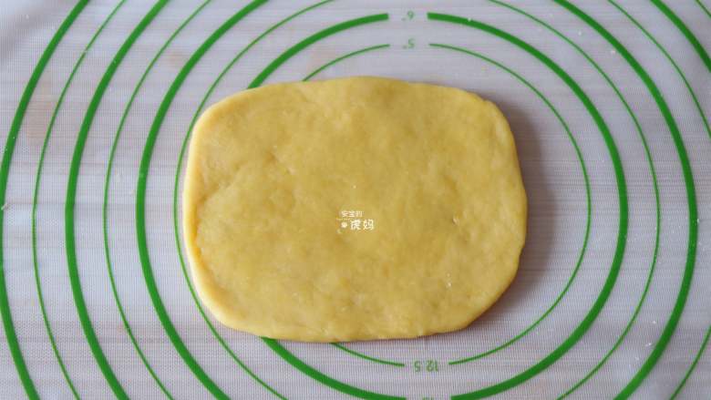 自制磨牙棒,用擀面杖将面团擀成一个长方形,厚度约为5毫米左右;