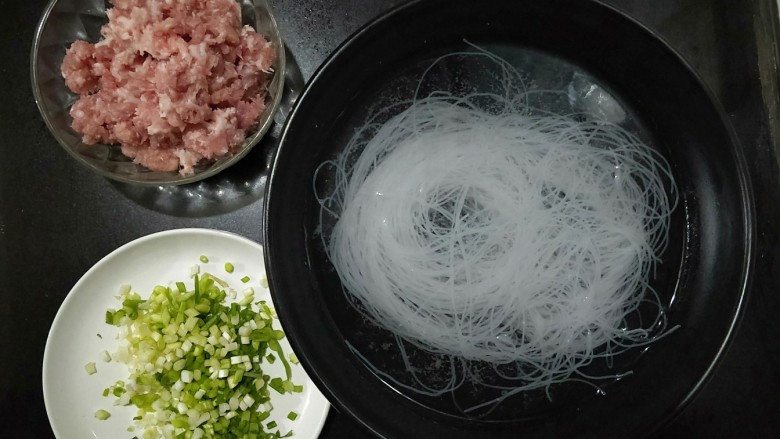 肉沫粉丝包,准备食材:猪肉馅,葱花,粉丝提前用水泡软。