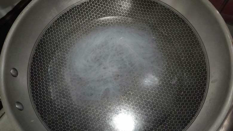 肉沫粉丝包,烧水,水开后,粉丝放进去煮一分钟
