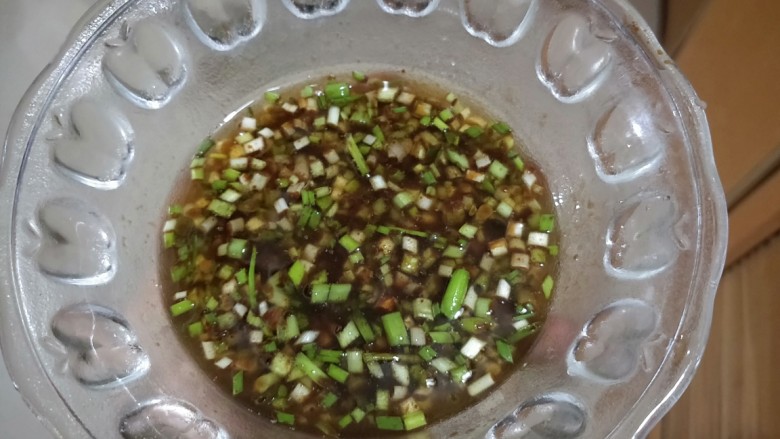 肉沫粉丝包,调一个馅汁:葱花,料酒,姜粉(或者新鲜姜末)生抽,耗油,老抽,盐,鸡精,胡椒粉,香油,花生油(或者其他食用油),甜面酱,水,搅拌均匀