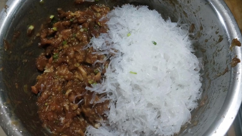 肉沫粉丝包,抓均匀后,加入粉丝。