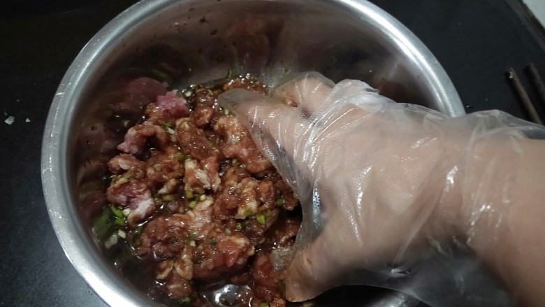 肉沫粉丝包,可以用筷子顺时针搅拌。我习惯用手抓匀,顺便可以抓开粘连得肉块。
