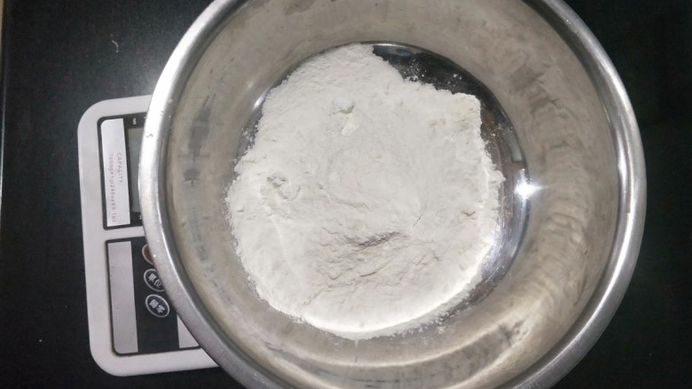 肉沫粉丝包,称重面粉,150克。