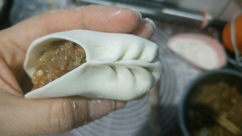 肉沫粉丝包,然后左边捏一下,右边捏一下。左右交替。
