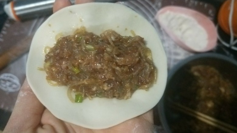 肉沫粉丝包,包入馅料,因为我要包柳叶包,所以放成长条状。