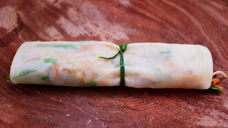三丝春卷~饺子皮版,卷起后用葱叶绑起来就可以了。